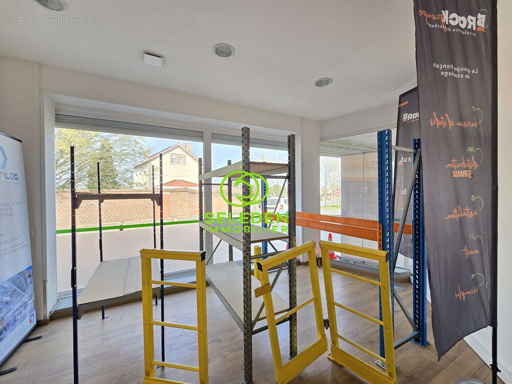 Local commercial avec hangar - photo 3