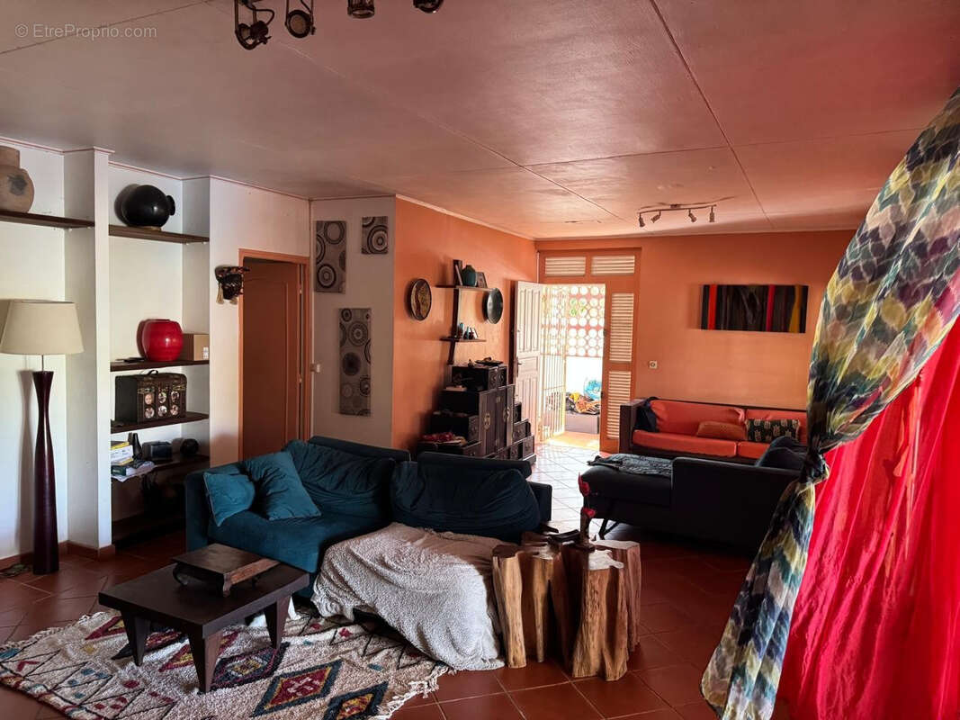 Maison à REMIRE-MONTJOLY