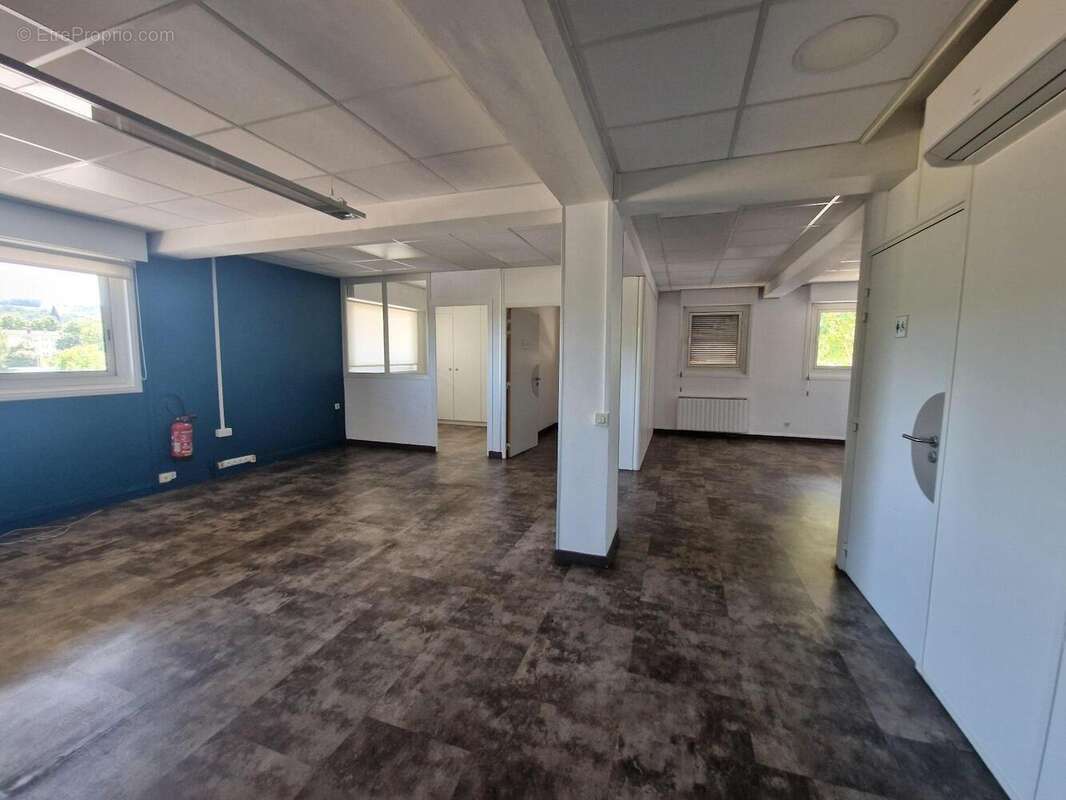   - Commerce à GIVORS