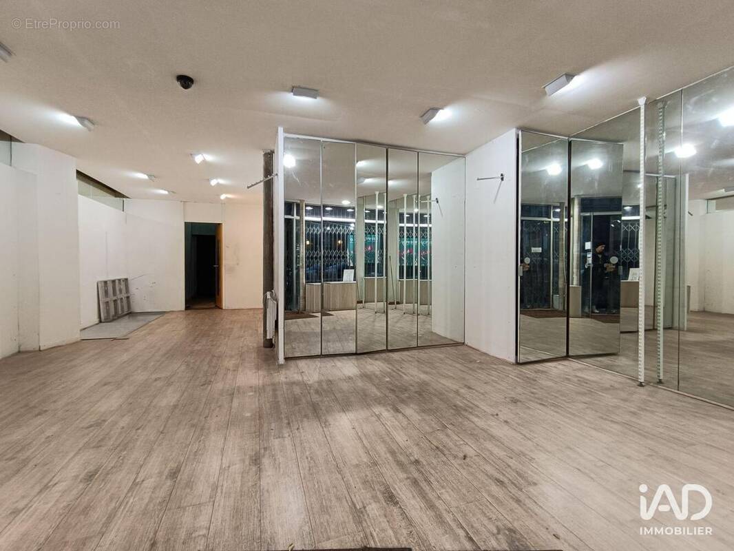 Photo 1 - Commerce à SURESNES