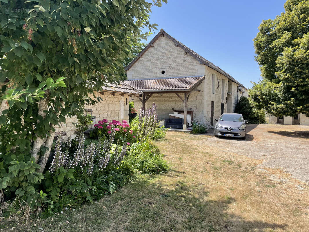 Propriete de caractere avec superbe dependances en pierre- le tout clos de murs - photo 8
