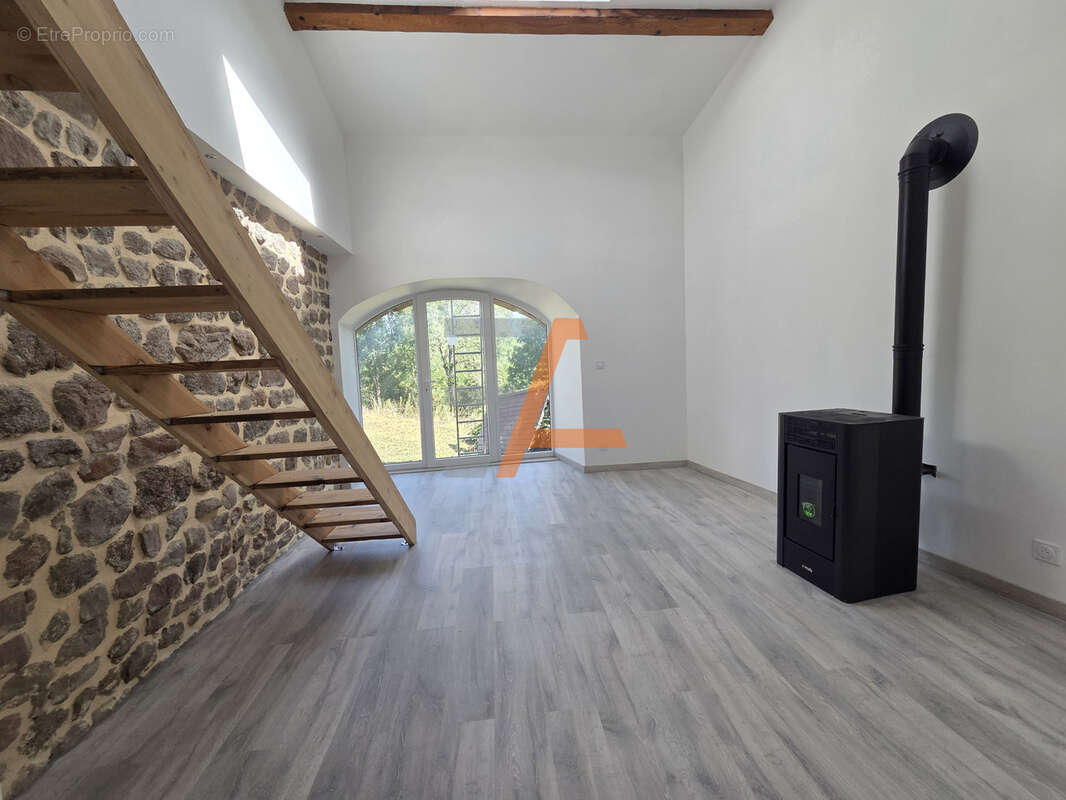Maison à SAINT-HILAIRE-CUSSON-LA-VALMITTE