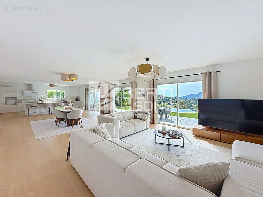 A 15 min de mandelieu - villa renovee 7 pieces avec 4/5 chambres  - piscine a debordement - vue feerique ! - photo 5