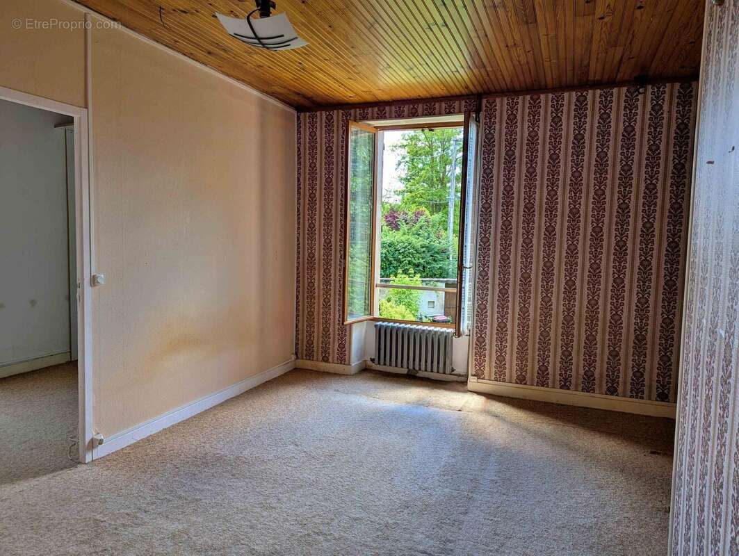 chambre 1er étage maison à Champs sur Yonne - Maison à CHAMPS-SUR-YONNE