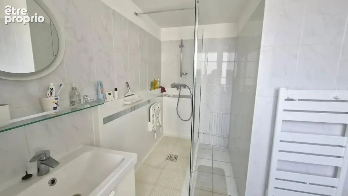 Centre ville, T2, 50 m², 1er étage, parking privé, bon état - photo 10