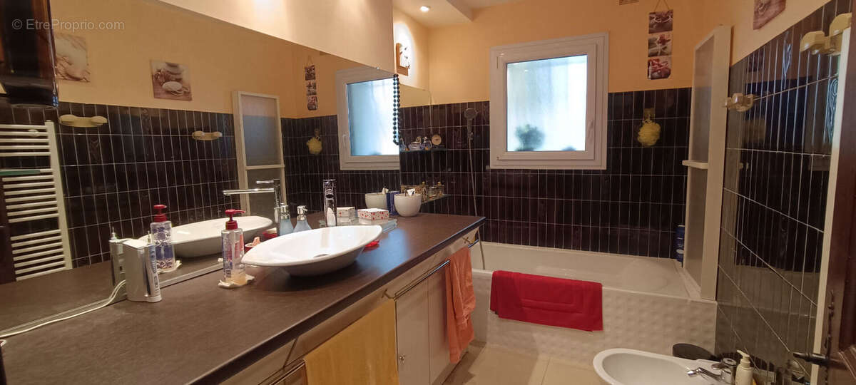 ** Sud ** MAISON Double ** Terrasse & Piscine ** Vue Dégagée ** (83500) LA SEYNE SUR MER **ur Mer 6 pièce(s) - photo 15