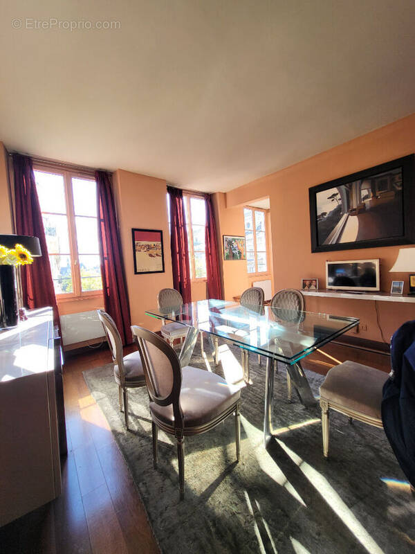 Appartement à PARIS-1E