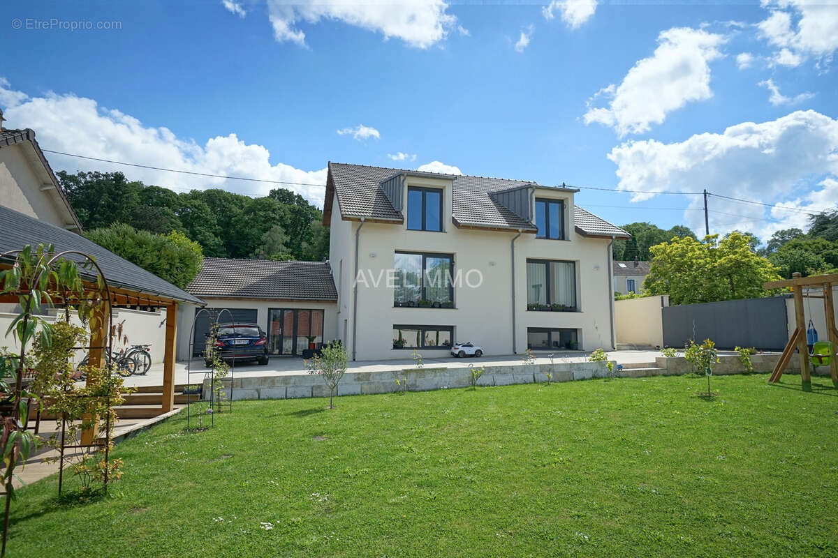 Maison à LA QUEUE-LES-YVELINES