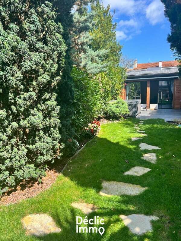 Quand l'exception devient adresse : maison au Mail avec jardin et studio indépendant - photo 14