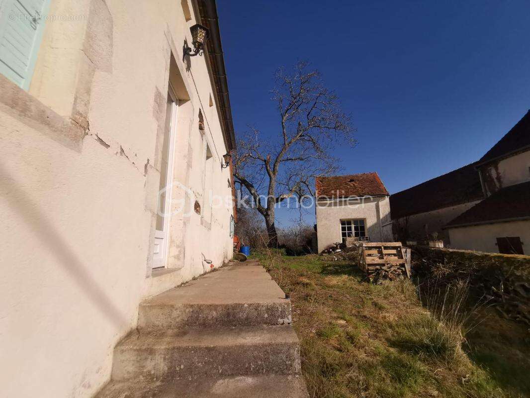 Grande maison en pierres à rénover - Terrain & dépendances - photo 6
