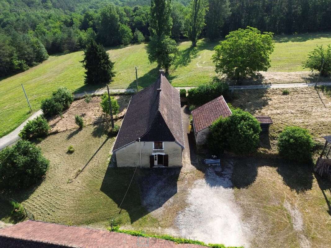 Dans un cadre naturel exceptionnel corps de ferme à restaurer - photo 13