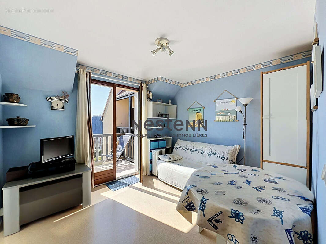 A vendre studio dernier étage avec coin nuit et balcon à deux pas de la plage - photo 4