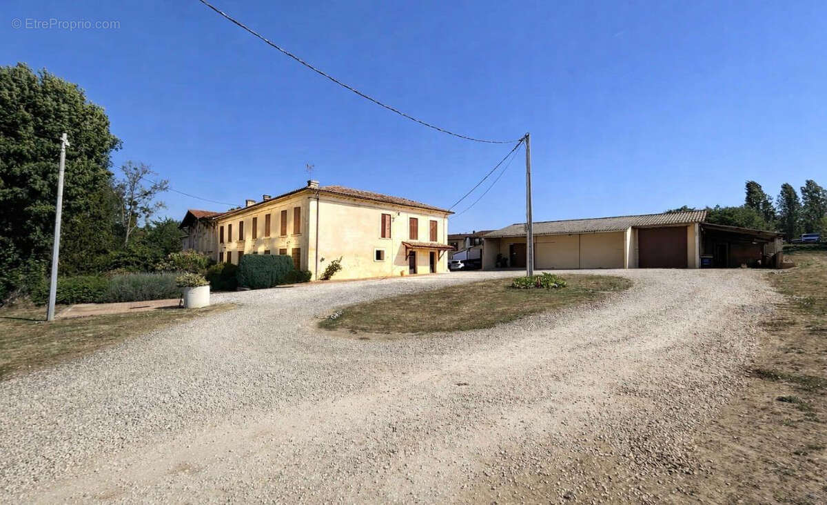Dans le Blayais ,Beau Domaine Viticole  Rentable en AOP "Côtes de Bourg" avec  des Bâtiments d'exploitation spacieux et bien équ - photo 6