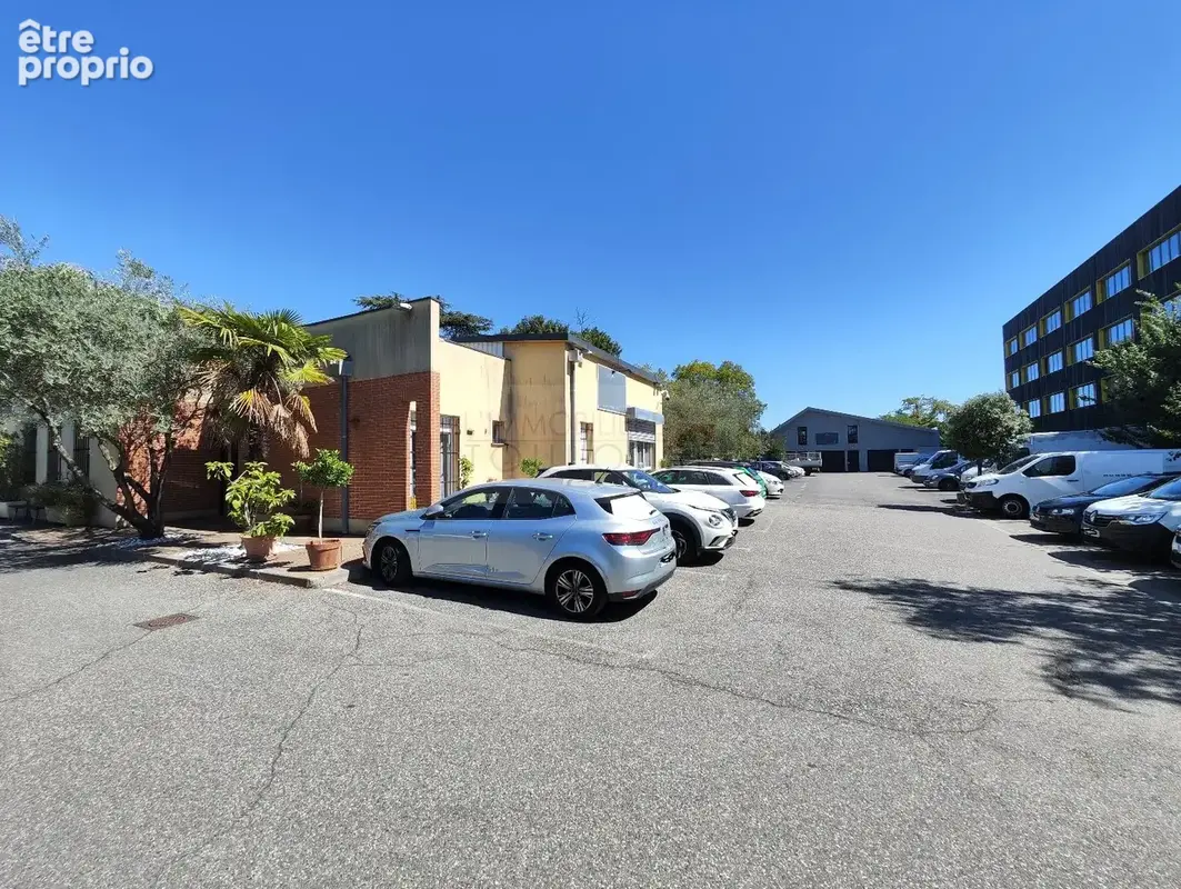 À vendre  ensemble immobilier d'activité  secteur stratégique - photo 2