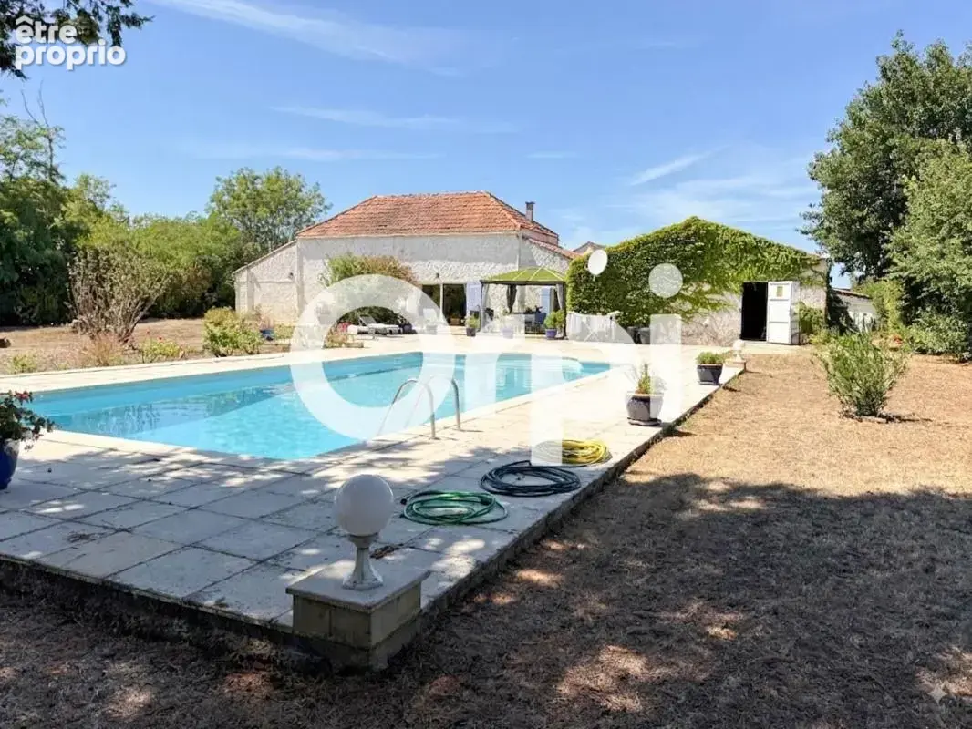Maison à SAINT-LAURENT-DE-LA-PREE