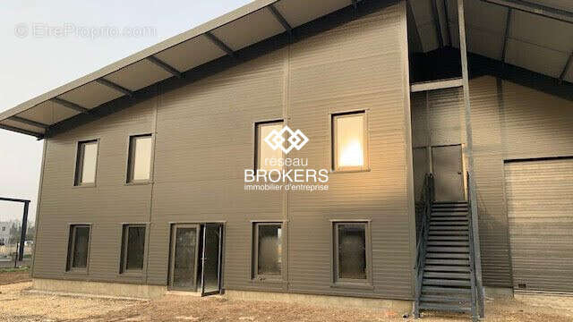 FAÇADE  EST - Commerce à BOLLENE