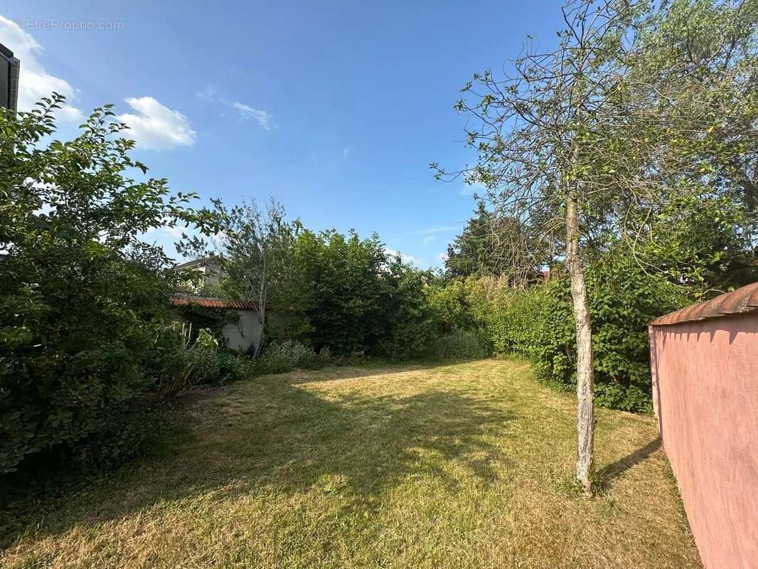 Terrain à SAINT-MAUR-DES-FOSSES