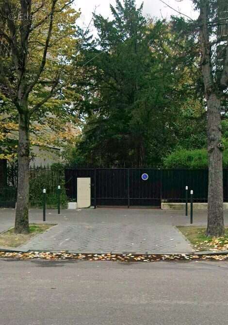 Entrée immeuble de standing - Parking à NEUILLY-SUR-SEINE