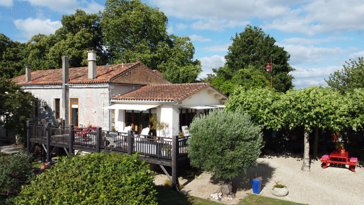 Maison à BORS(CANTON DE MONTMOREAU-SAINT-CYBARD)
