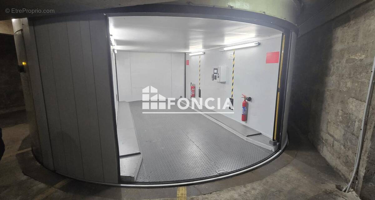 Parking à PARIS-17E