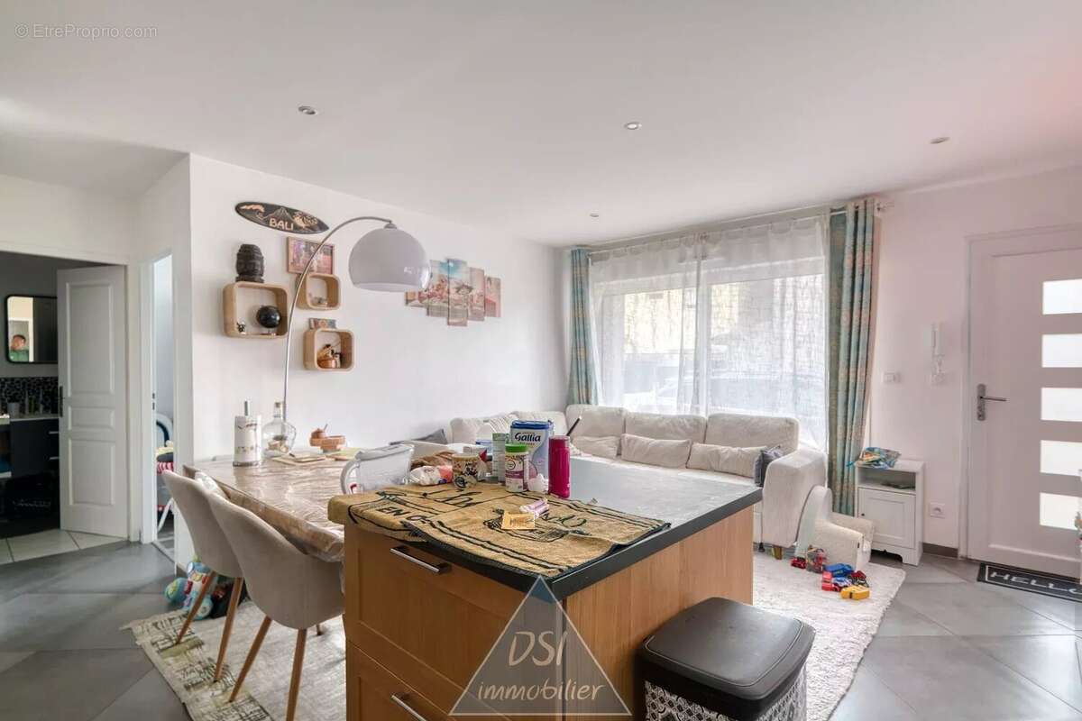 Appartement à NEYRON