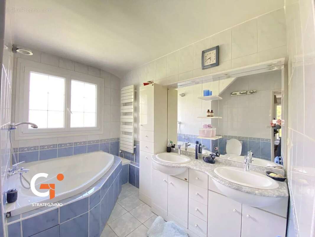 Maison à SAINT-ETIENNE-DU-ROUVRAY