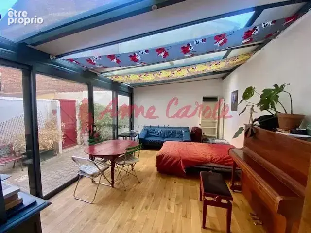 En rez-de-chaussée sur cour privative de 20m2 avec 2 caves - photo 2