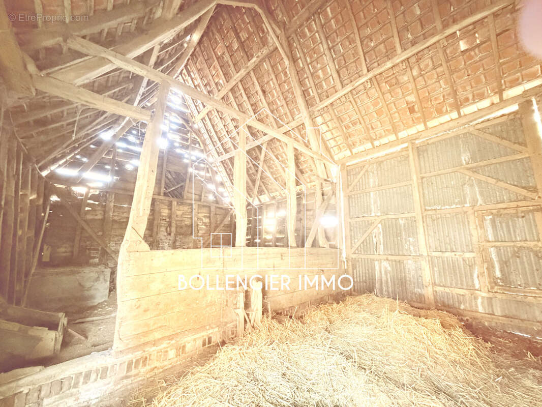 Corps de ferme au carré à renover. BEAU POTENTIEL. - photo 11