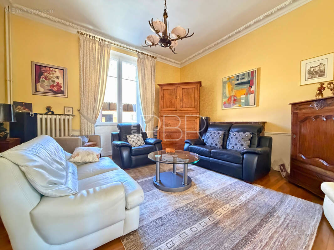 Corps de ferme avec maison T10 individuelle et dépendances - photo 5