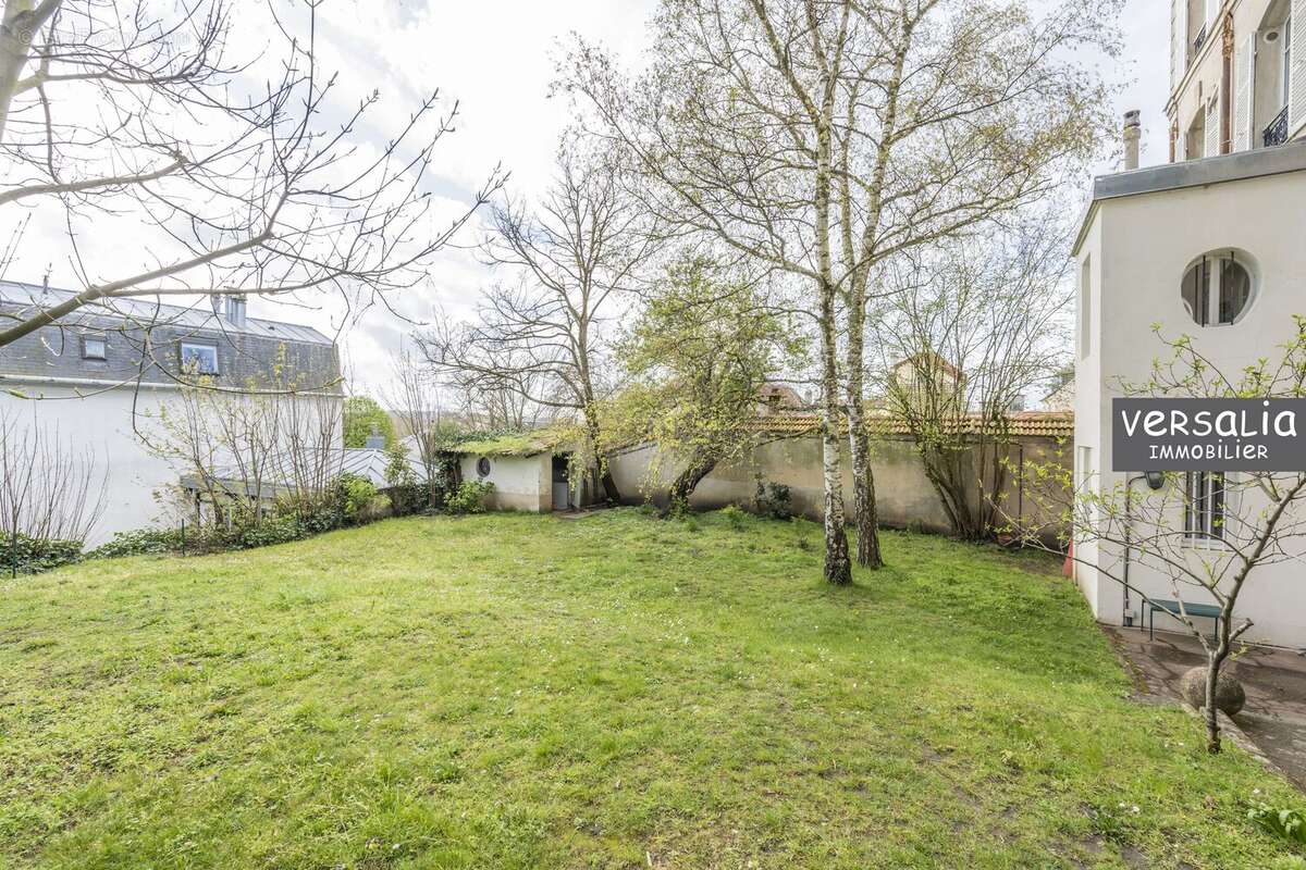 6 Pièces de 128 m² avec un jardin de 400 m². Versailles centre.  - photo 2