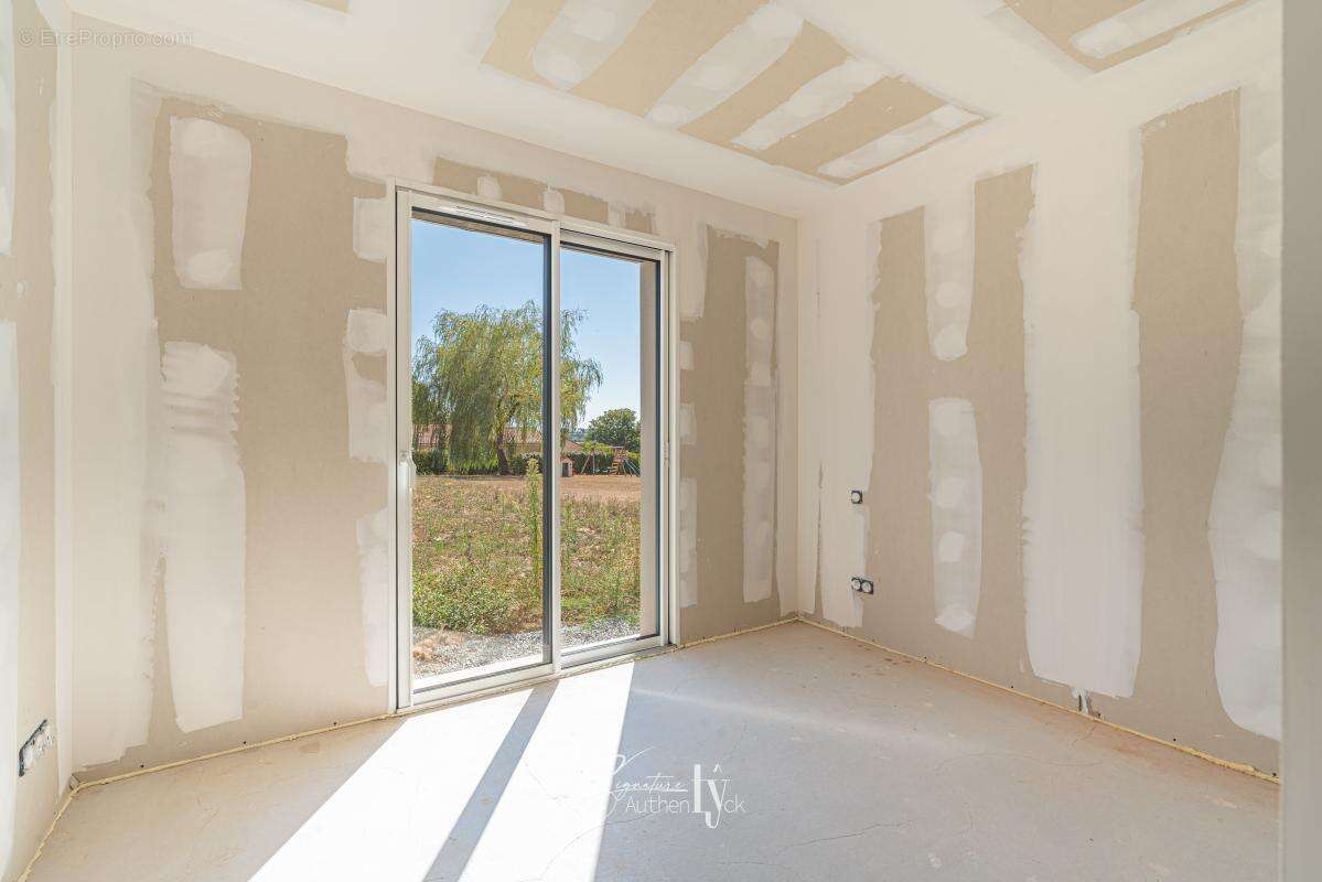Maison 102 m² à Saint-Hilaire-Bonneval  - photo 6