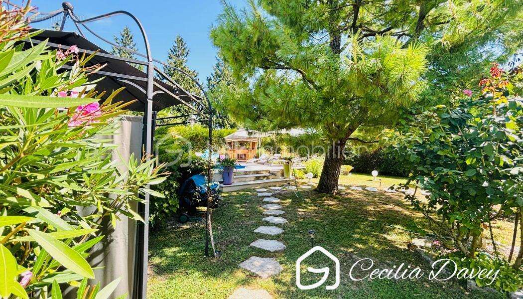 *** Véritable havre de paix pour cette magnifique Maison de caractère avec son beau jardin arboré et sa piscine sans aucun vis-à - photo 4