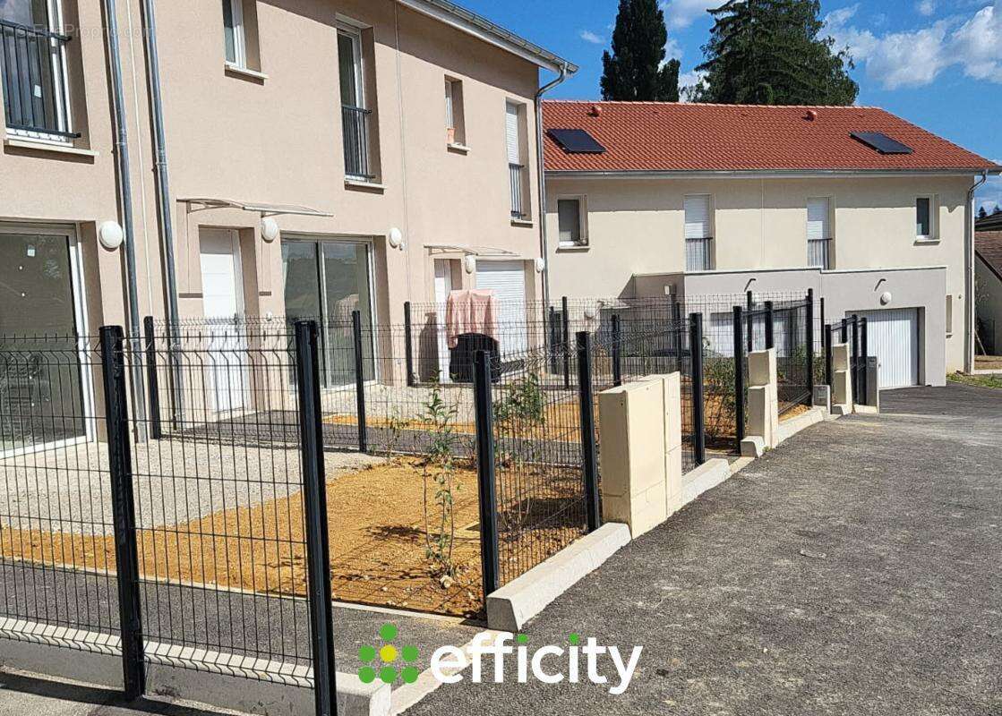 Maison à LA CHAPELLE-DE-LA-TOUR