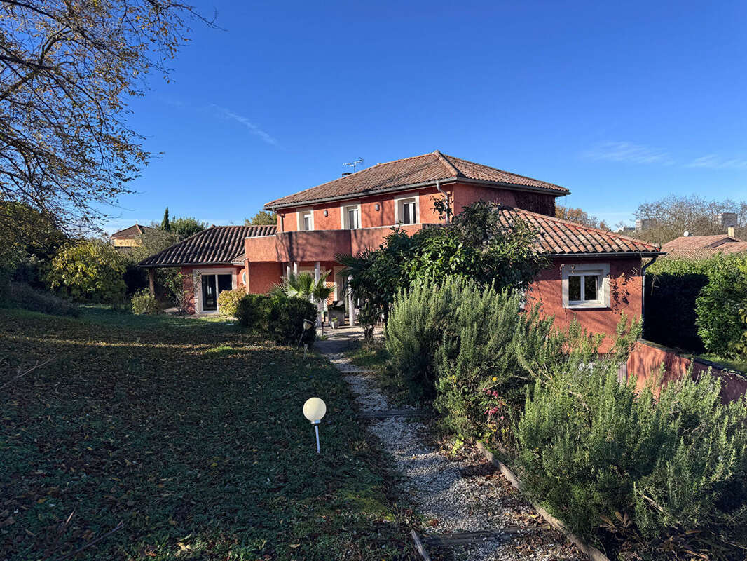 Maison à NEYRON