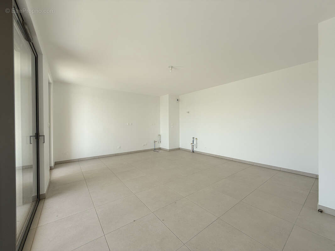 Appartement à LA TOUR-DE-SALVAGNY