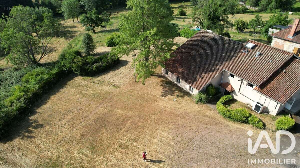 Maison 330 m² à Saint-Haon-Le-Vieux  - photo 2