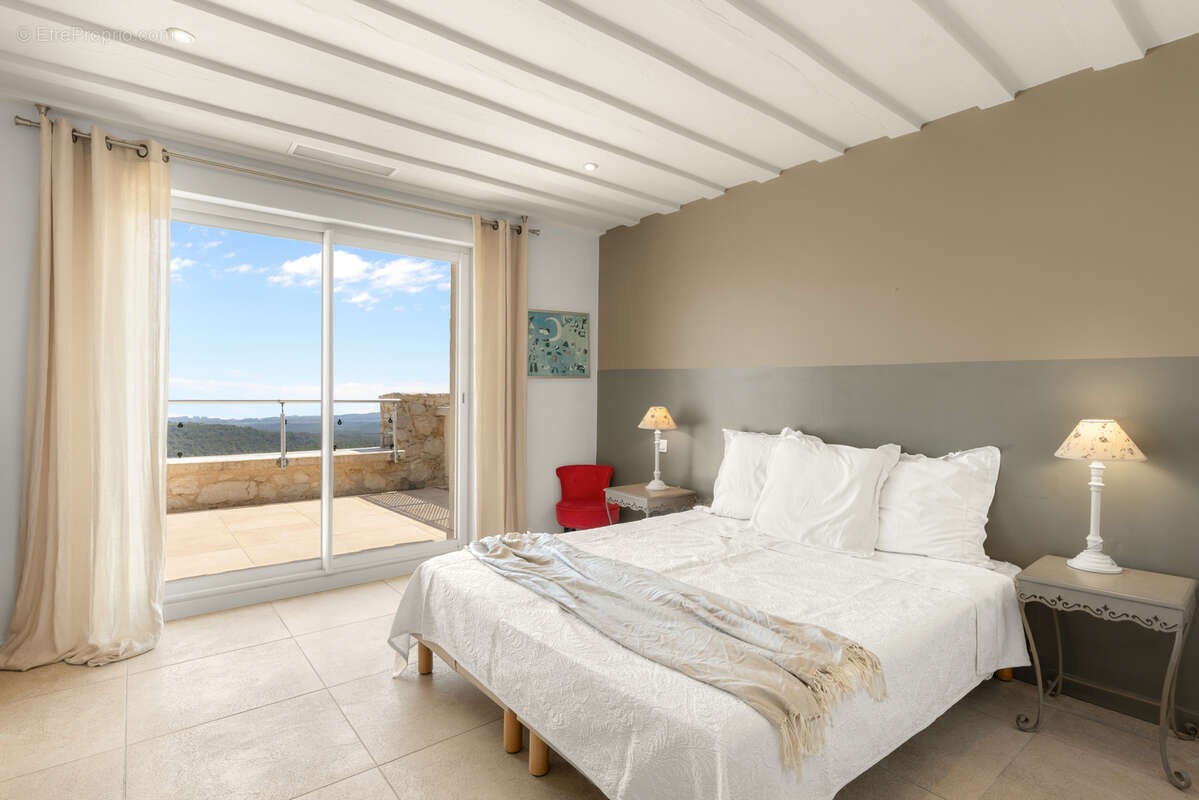 TOURRETTES-SUR-LOUP — Villa d'exception avec vue mer panoramique - photo 13