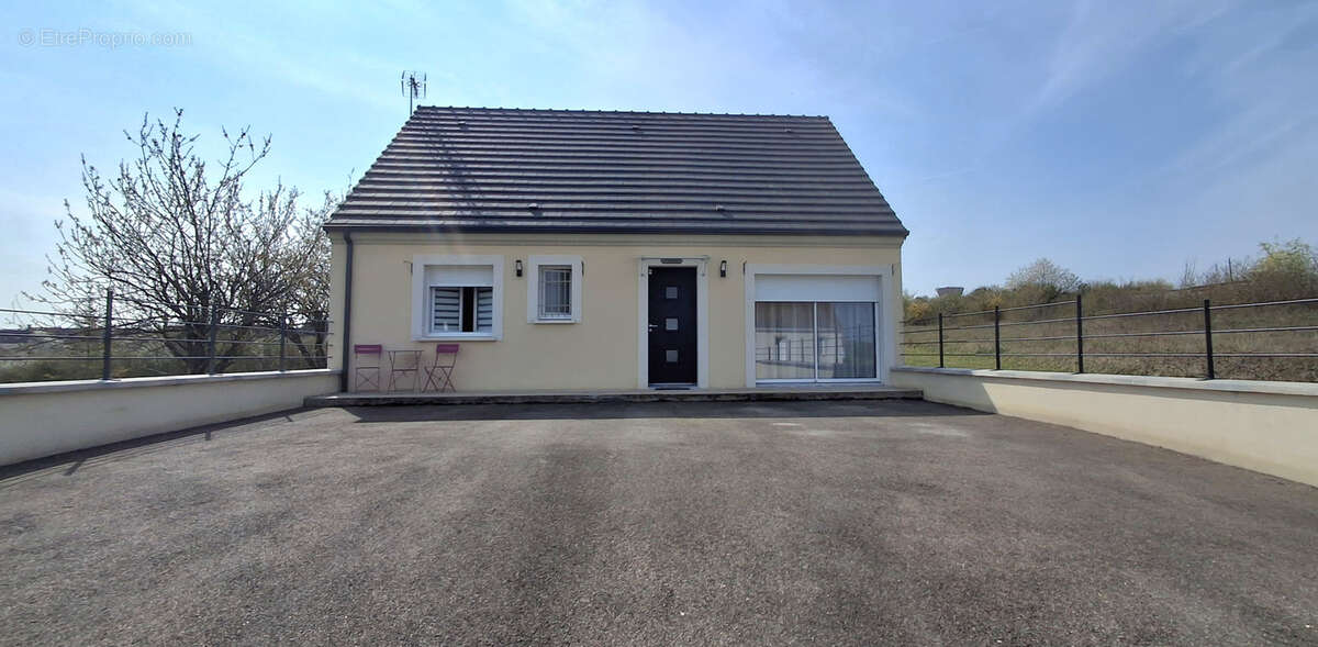 Maison à AILLANT-SUR-THOLON