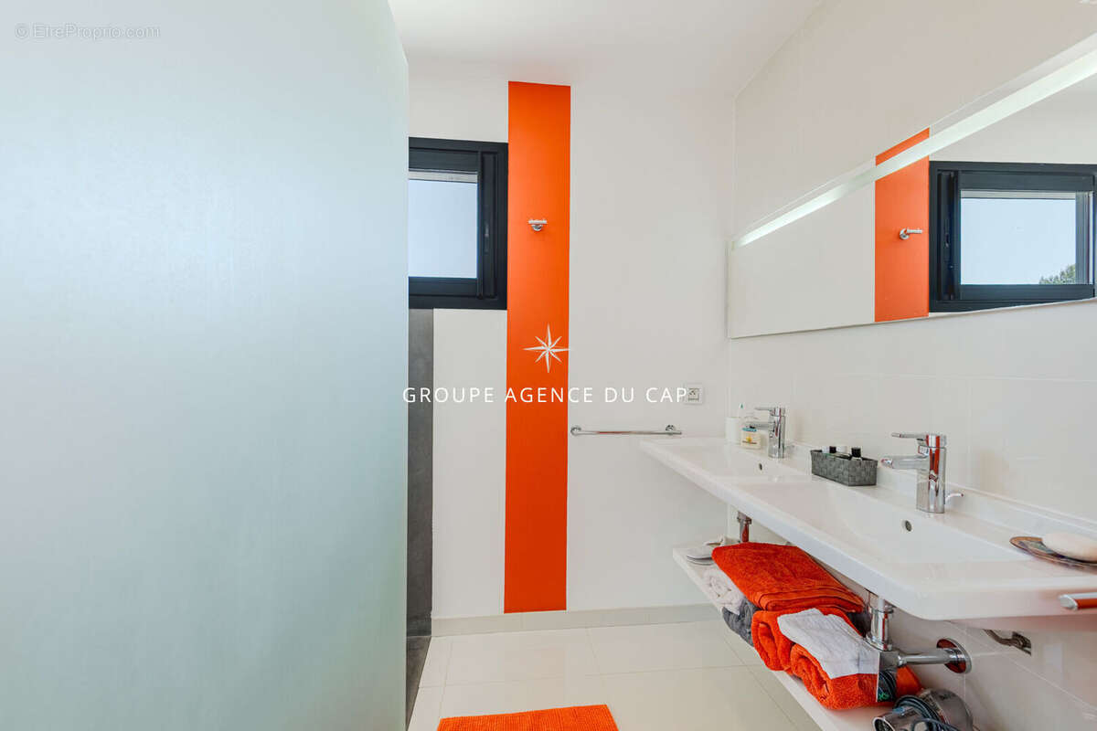 Villa contemporaine valescure  avec piscine garage et depandances - photo 14