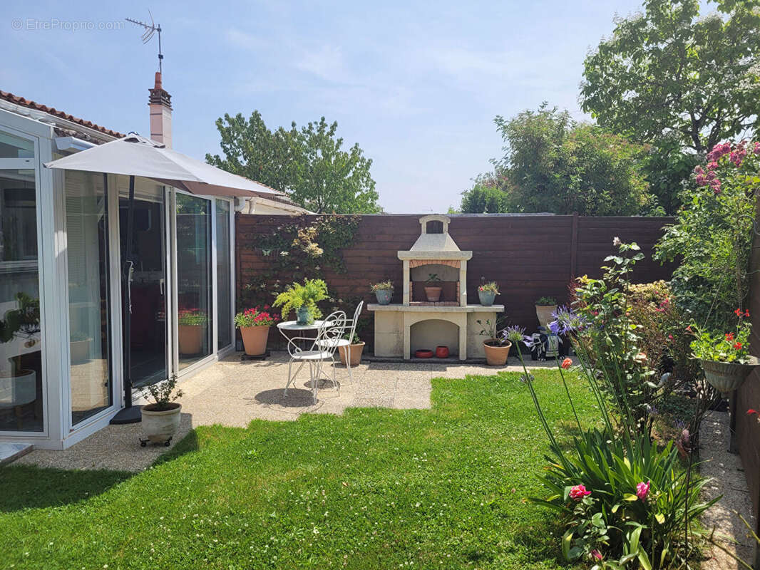 ROCHEFORT secteur gare maison en parfait état de plain pied  avec jardin clos de 367 m² - Garage - photo 11