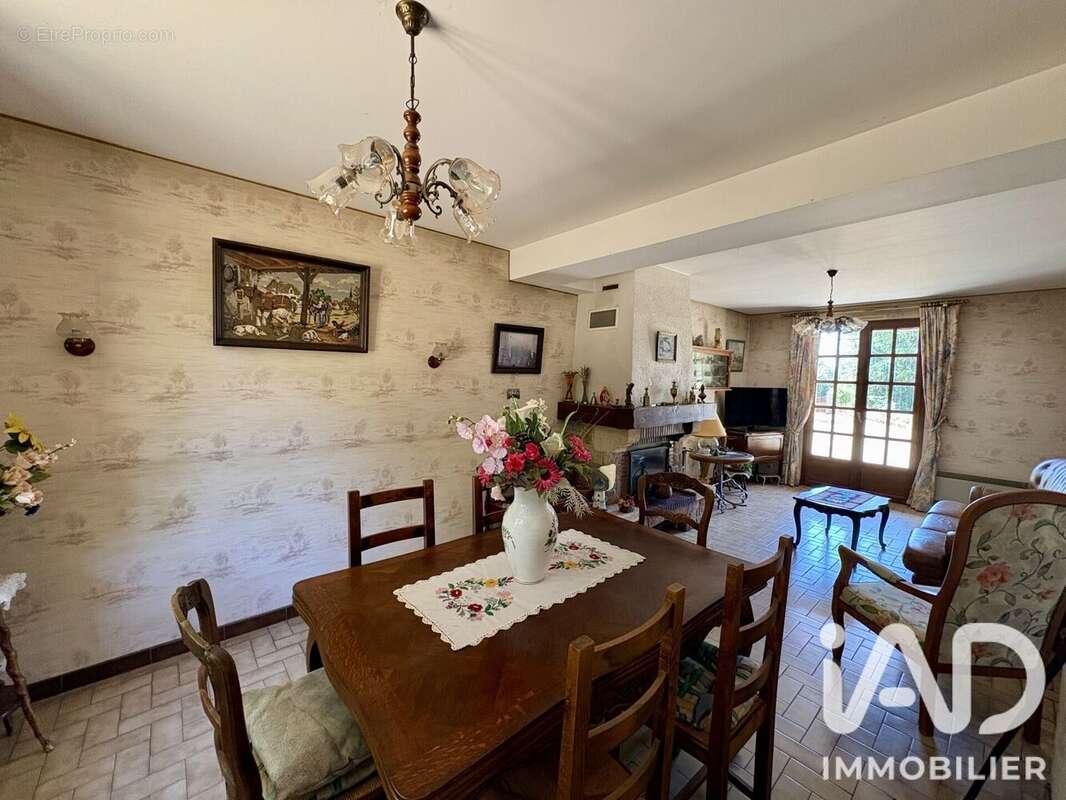 Maison 125 m² à Neuille-Le-Lierre  - photo 9