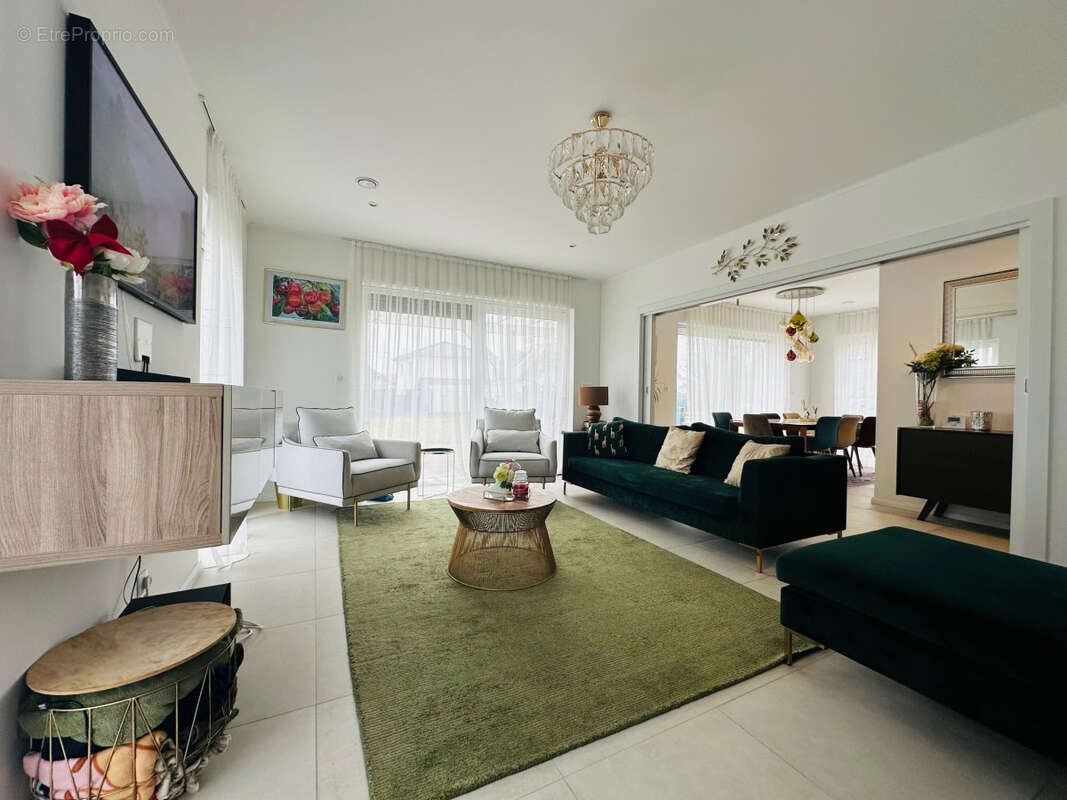 Maison à SAINT-GENIS-POUILLY