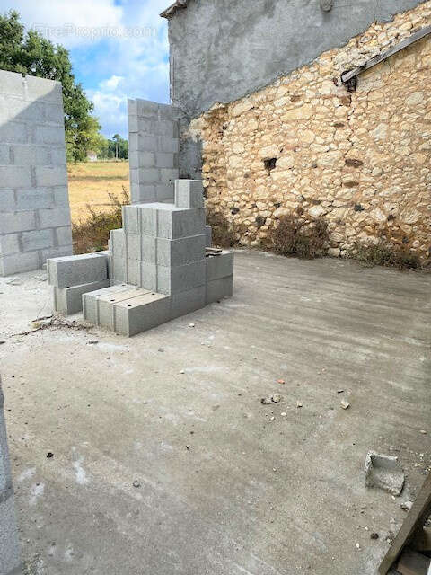 Grange avec ancienne maison sur plus de 7000m2 de terrain avec bois - photo 9