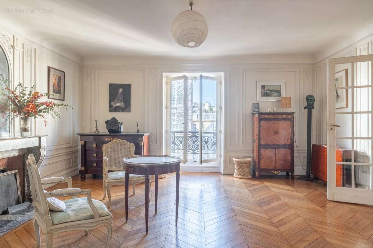 Appartement à PARIS-1E