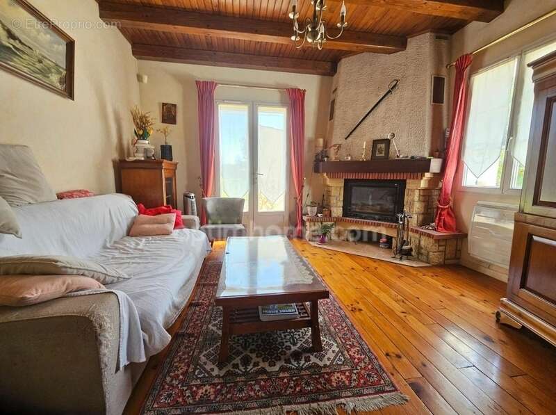 Maison à PUYMOYEN