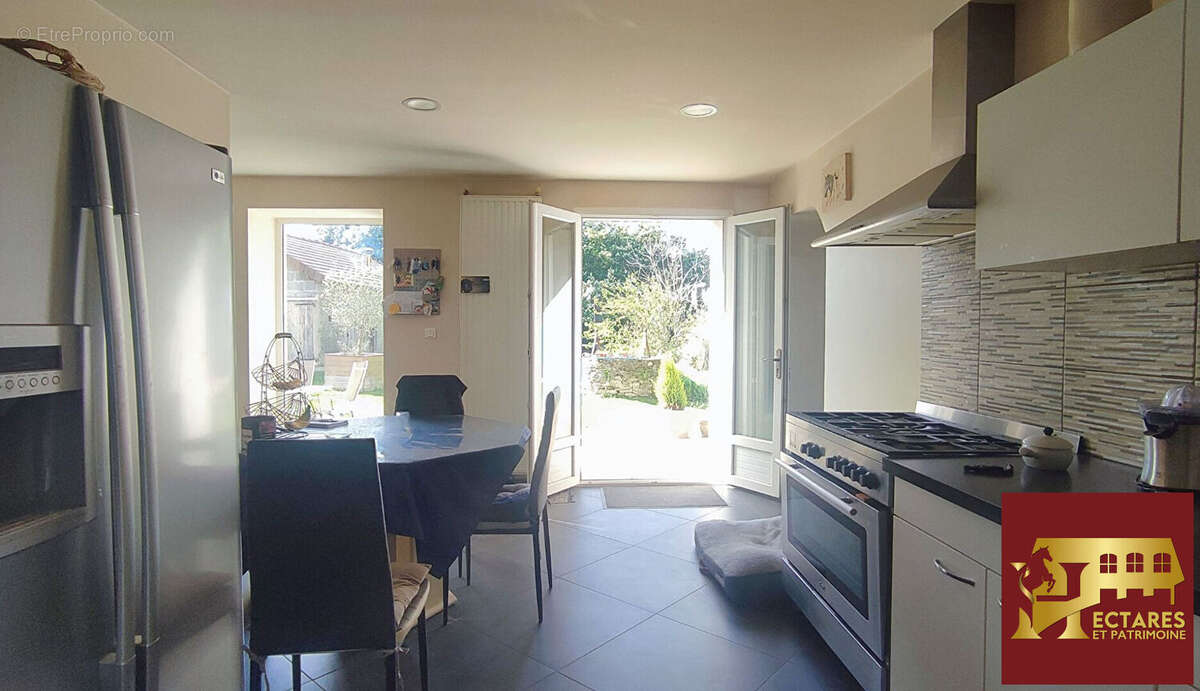 Maison à LA CHAPELLE-DE-LA-TOUR