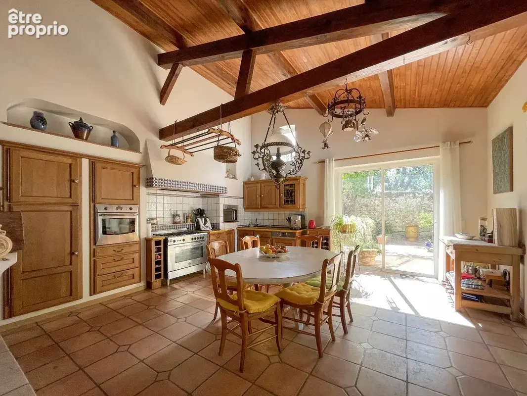 Une maison en pierres autour de sa piscine - photo 2