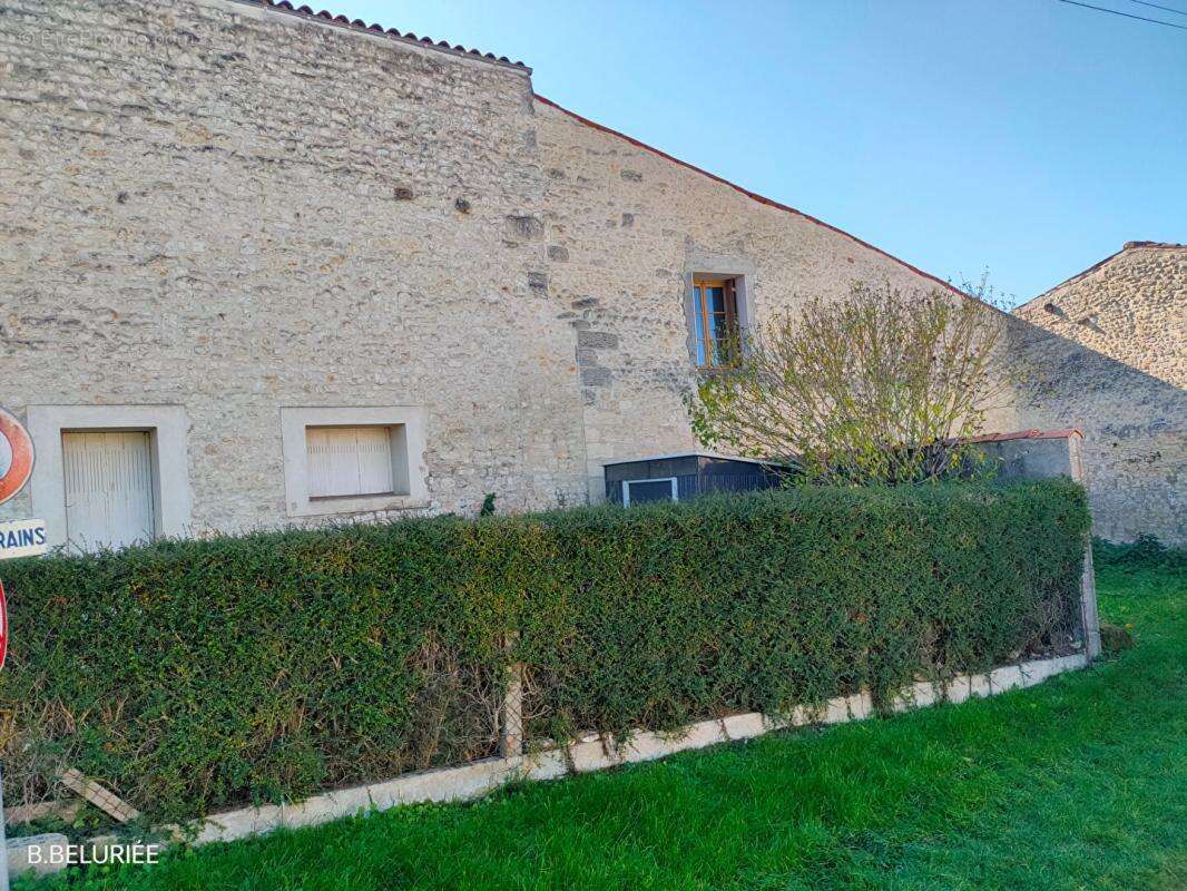 Maison à SAINT-JEAN-D'ANGELY