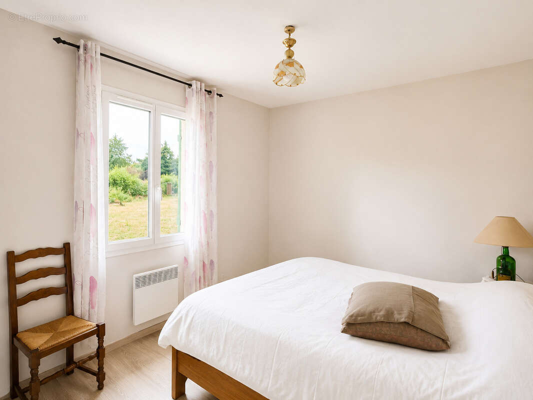 Maison de plain-pied de 129 m2 avec 4 chambres, grand terrain de 2 400 m2 et garage - photo 9