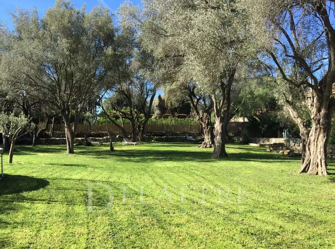 Appartement à ROQUEFORT-LES-PINS